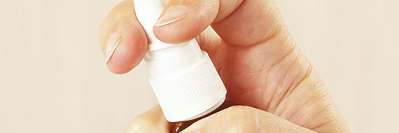 Til behandling af husstøvmideallergi anvendes eksempelvis næsespray med anthihistamin